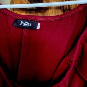 MIDI off the shoulder dress.